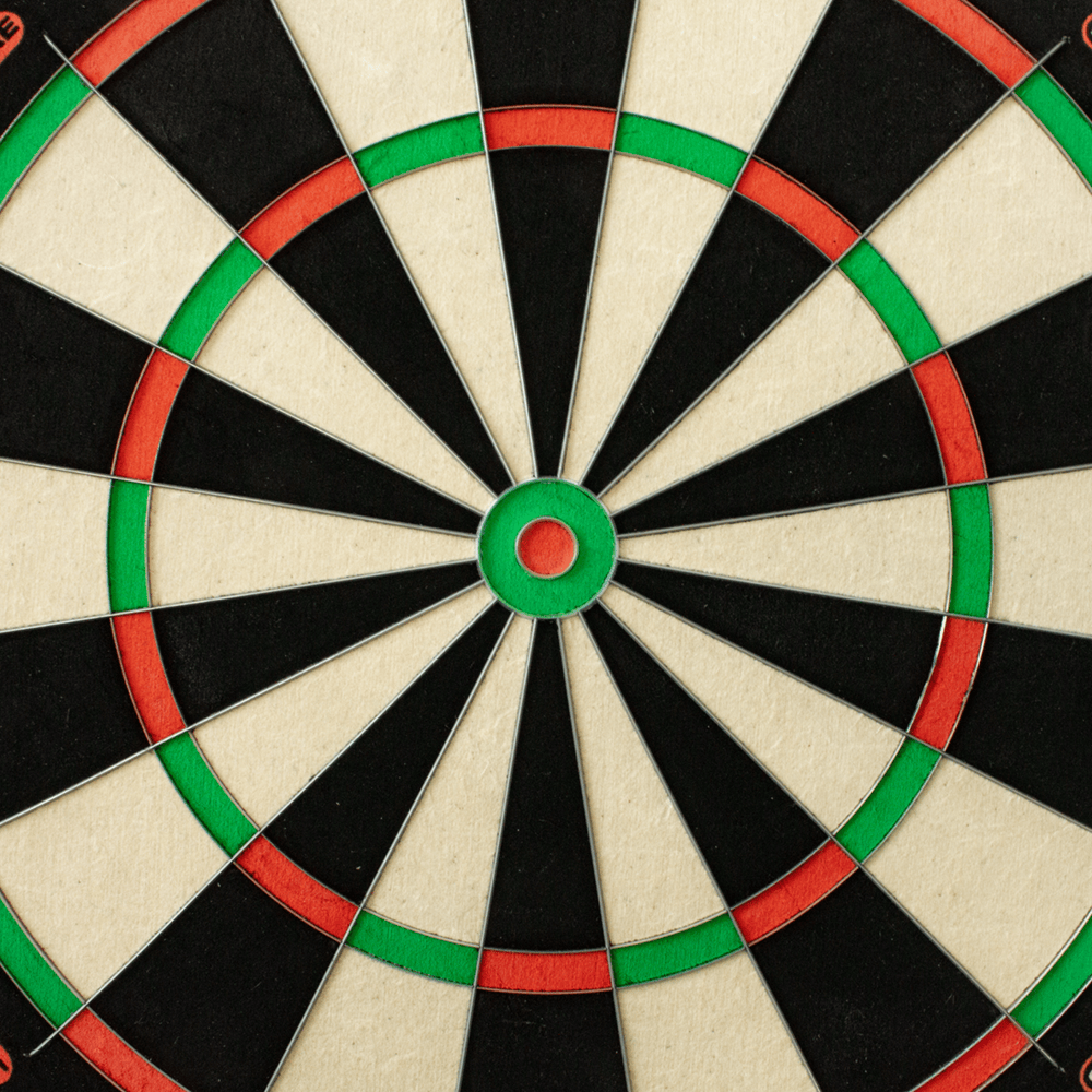 3031_Winmau_Blade_6_DualCore_Steeldartboard_3 Das Bild zeigt eine Nahaufnahme des Winmau Blade 6 DualCore Steeldartboards. Man sieht deutlich die farbigen Felder und das Bullseye in der Mitte.