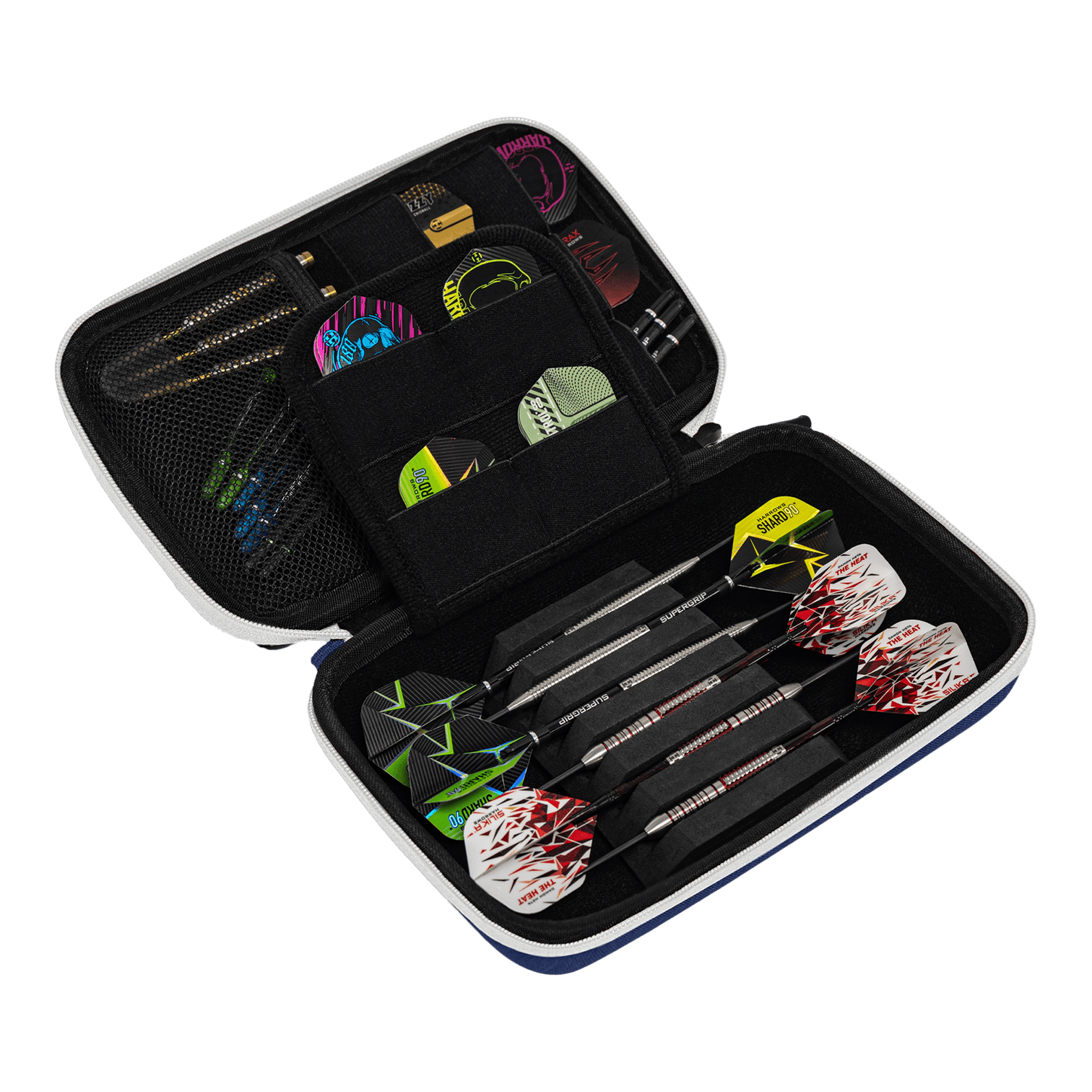 Das Bild zeigt ein geöffnetes Dart-Etui mit mehreren Darts und Zubehörteilen. In den Fächern sind verschiedene Flights und Spitzen ordentlich verstaut.