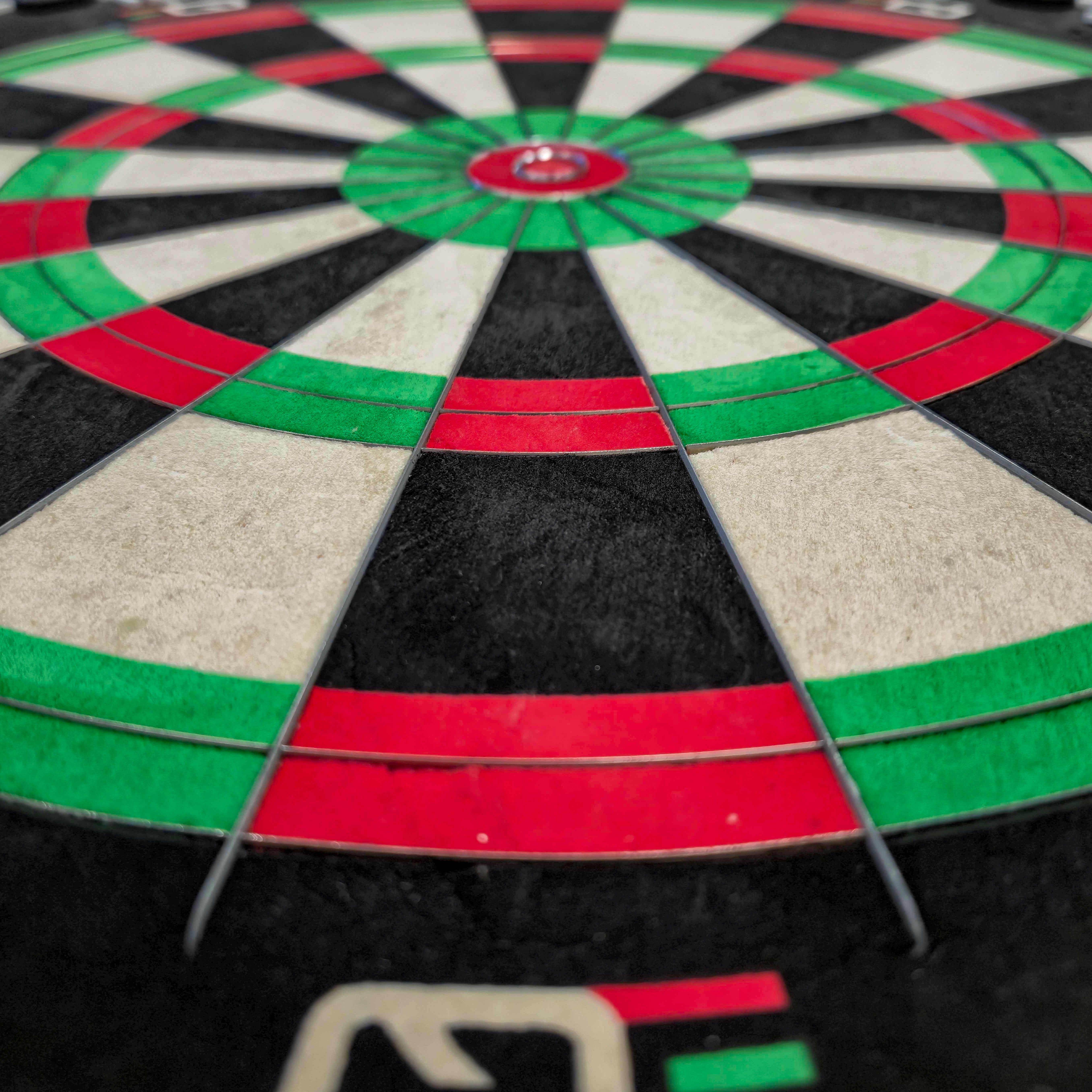 Das Bild zeigt das Winmau Equalizer Steeldartboard. Es handelt sich um ein Dartboard für Steeldarts.