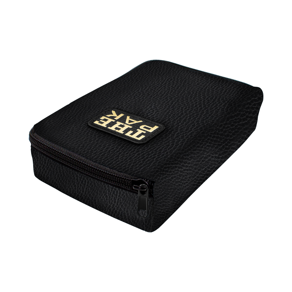 717TP_The_Pak_Leder_Edition_Darttasche_2 Die Abbildung zeigt die "The Pak Leder Edition Darttasche" in Schwarz. Die Tasche besteht aus Leder und hat einen Reißverschluss sowie ein aufgenähtes Logo auf der Oberseite.