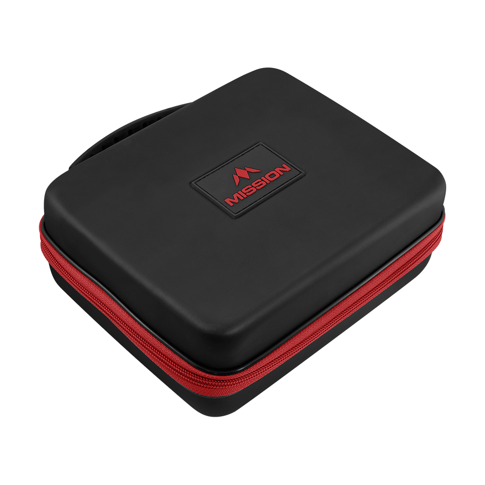 Mission Luxor Dart Wallet Das Bild zeigt eine schwarze Dart-Tasche mit einem roten Reißverschluss. Auf der Oberseite steht das Wort „MISSION“ in Rot.
