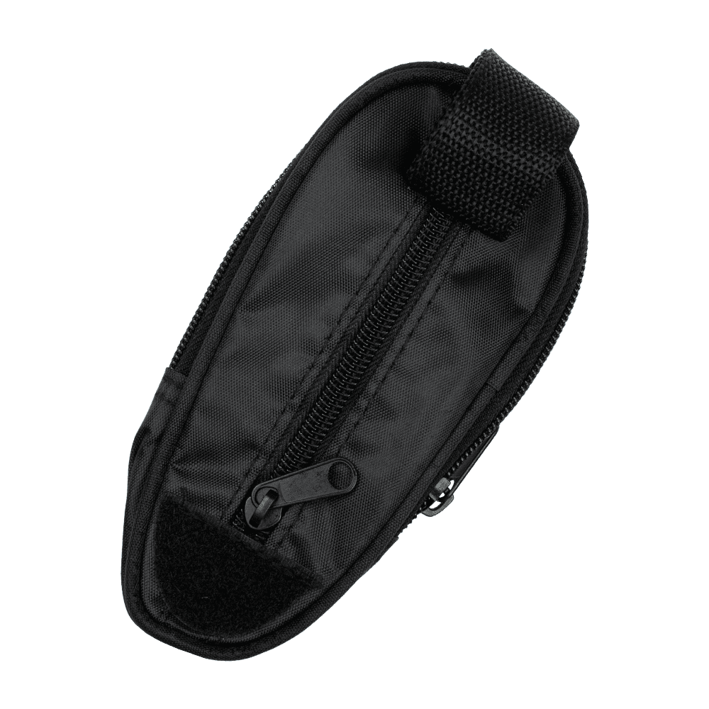 723_McDart_Slim_Case_Darttasche_Schwarz_2 Das Bild zeigt eine schwarze, schlanke Darttasche mit einem Reißverschluss. Die Tasche ist kompakt und eignet sich zum sicheren Verstauen von Dartzubehör.