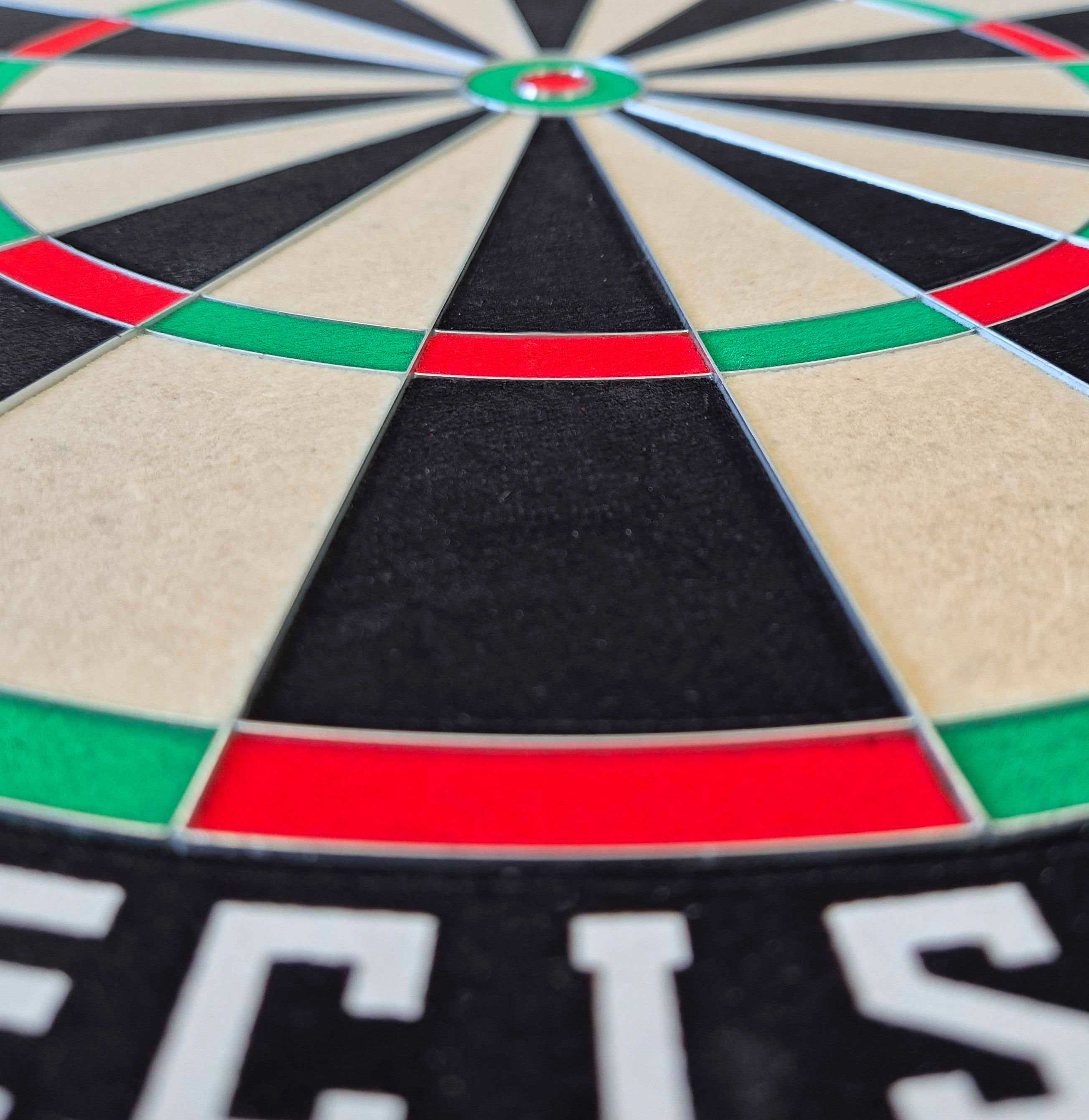 McDart Precision steel dartboard Das Bild zeigt eine Nahaufnahme eines McDart Precision Steeldartboards. Die farbigen Segmente und die scharf abgegrenzten Felder sind deutlich zu erkennen.