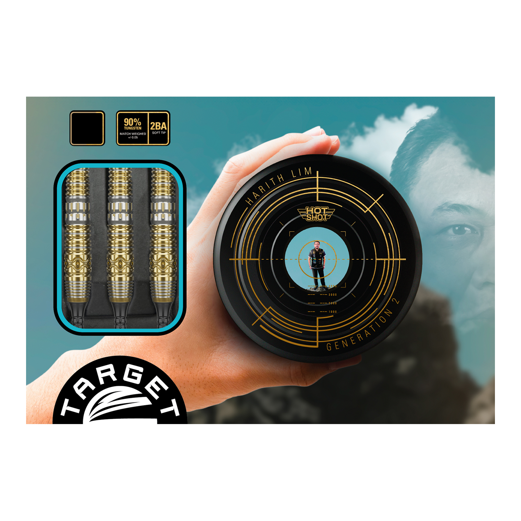 Target Japan Hot Shot GEN2 Soft Darts - 19g Das Bild zeigt die Target Japan Hot Shot GEN2 Softdarts mit einem Gewicht von 19g. Drei goldfarbene Darts sind in einer Box zu sehen, daneben wird ein rundes Behältnis mit einem Zielscheiben-Design präsentiert.