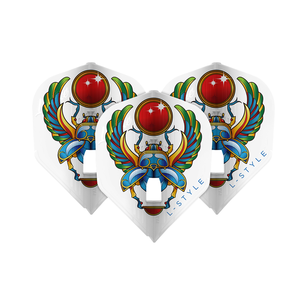 L-Style Anastasia Dobromyslova V3 White L3KAMI Flights Das Bild zeigt drei weiße Dart-Flights mit einem bunten Skarabäus-Design und der Aufschrift "L-STYLE". Die Flügel des Käfers sind weit ausgebreitet und eine leuchtend rote Kugel ist oben abgebildet.