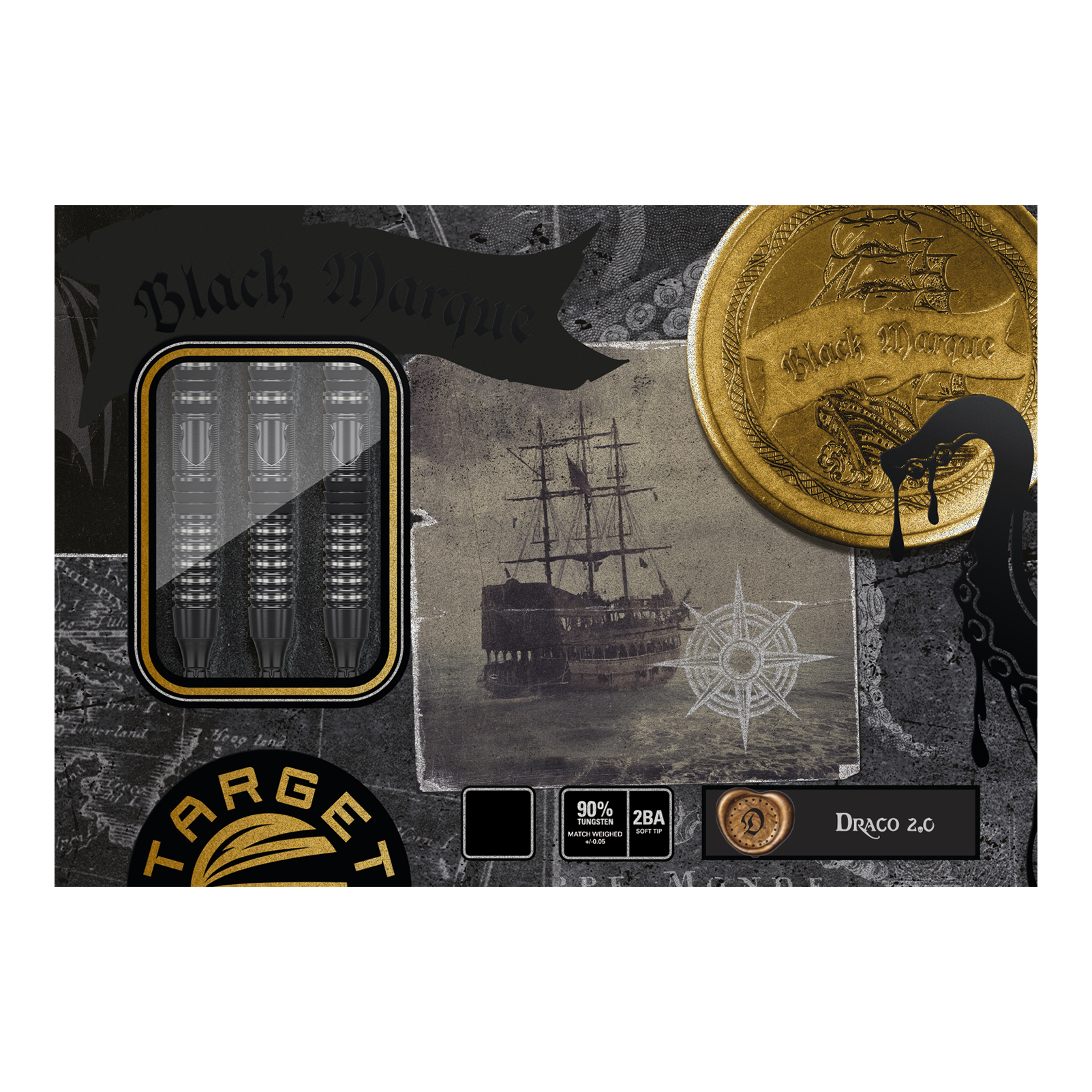 Target Japan Black Marque Draco GEN2 Soft Darts - 20g Die Abbildung zeigt die Verpackung der "Target Japan Black Marque Draco GEN2 Softdarts - 20g". Auf der Schachtel sind drei schwarze Darts, ein goldener Münzaufdruck, ein Segelschiff und verschiedene dekorative Elemente zu sehen.