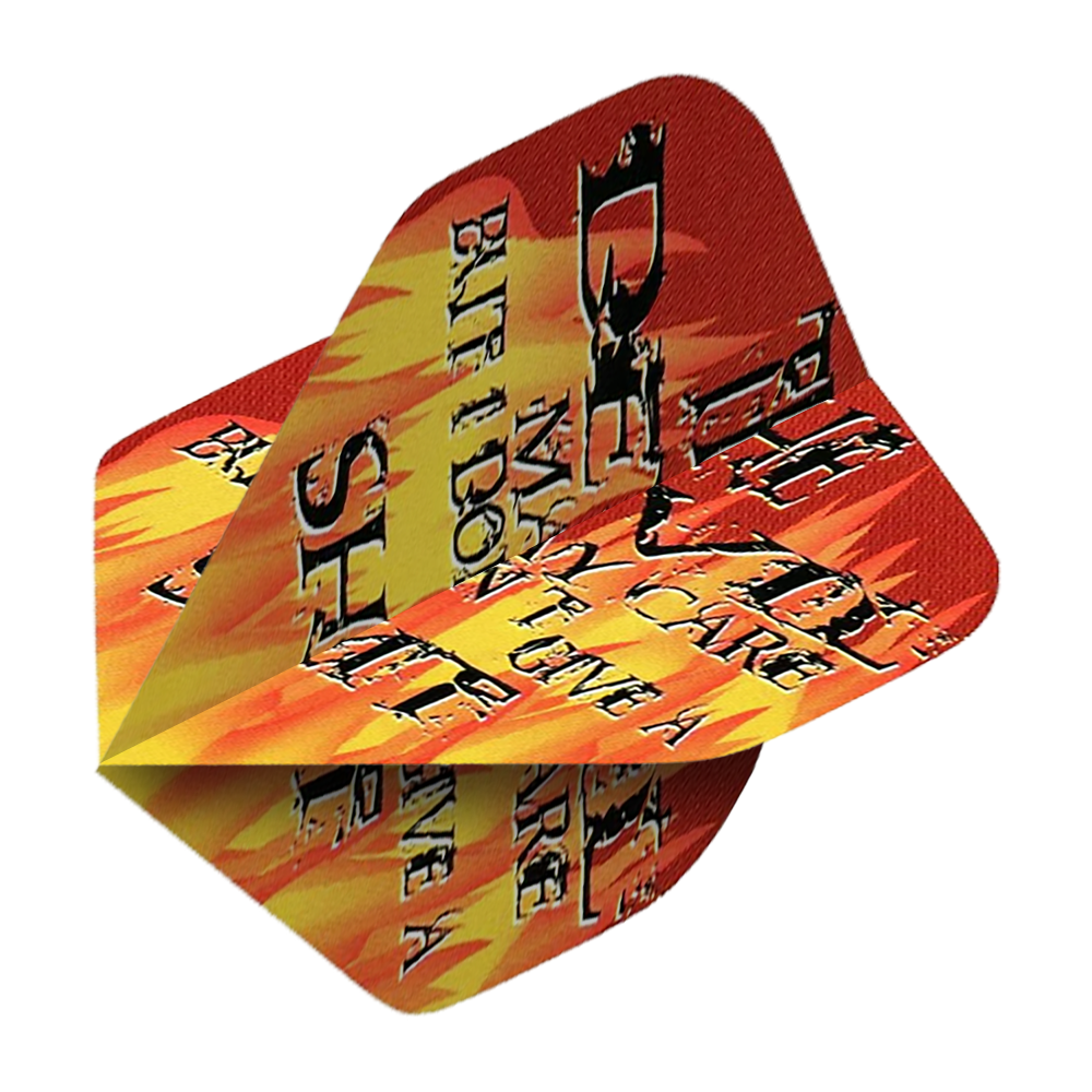 Das Bild zeigt ein Dart-Flight namens "Pentathlon The Devil May Care No2 Standard Flights". Das Design ist in Rot und Gelb gehalten und zeigt auffällige Schriftzüge sowie Flammenmotive.