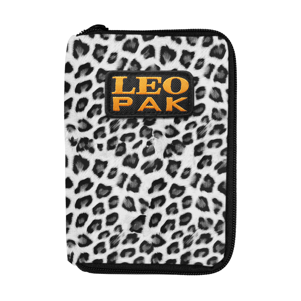 704_The_Pak_Dartcase_LeoPak_Leopard_1_Grau Das Bild zeigt ein Etui mit Leopardenmuster und einem Reißverschluss. Auf der Vorderseite befindet sich ein Aufnäher mit der Aufschrift „LEO PAK“ in gelber Schrift.