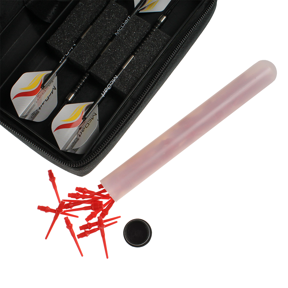 705_McDart_Tasche_Klein_6X76kcmLiHHgN1 Die Abbildung zeigt das Produkt "McDart Tasche Klein - Camo" mit Dartpfeilen in einer Schutztasche. Daneben liegen rote Ersatzspitzen, die aus einer kleinen Röhre herausgefallen sind.