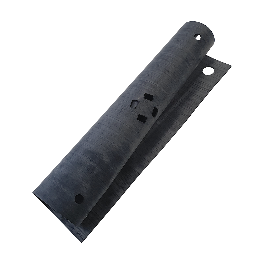 GMLD1_L-wen_Dart_Ersatzteil_Gummimatte_2 Das Bild zeigt eine schwarze Gummimatte mit mehreren Aussparungen und Löchern. Es handelt sich um das Original-Ersatzteil "Löwen Dart Gummimatte".