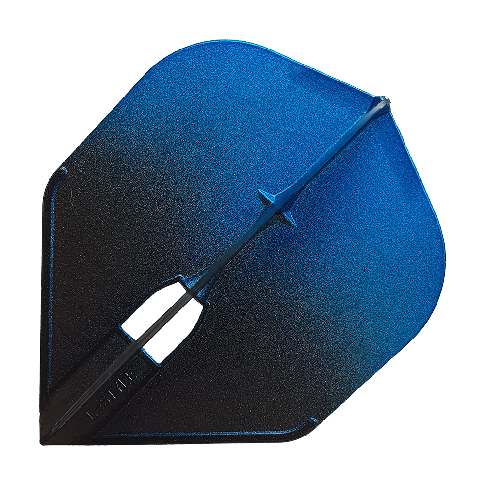 LSF563_L-Style_TwoTone_L3EZ_Flights_Blau_1 Das Bild zeigt ein Dartflight, das in Blau und Schwarz gehalten ist. Das Material wirkt robust und die Oberfläche hat einen leicht schimmernden Effekt.