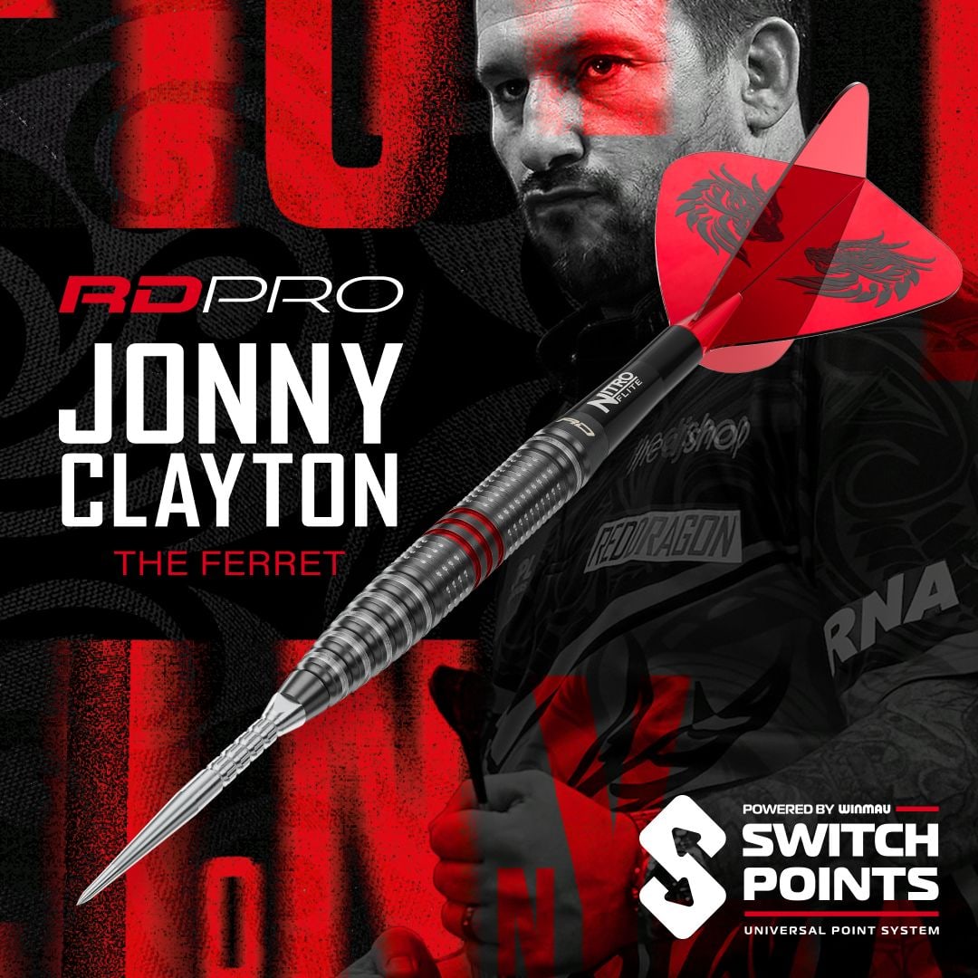 Red Dragon Jonny Clayton RD-PRO Switch Point Steel Darts Zu sehen sind Red Dragon Jonny Clayton RD-PRO Switch Point Steeldarts. Das Bild fokussiert auf die präzise Verarbeitung und das Design der Dartpfeile.