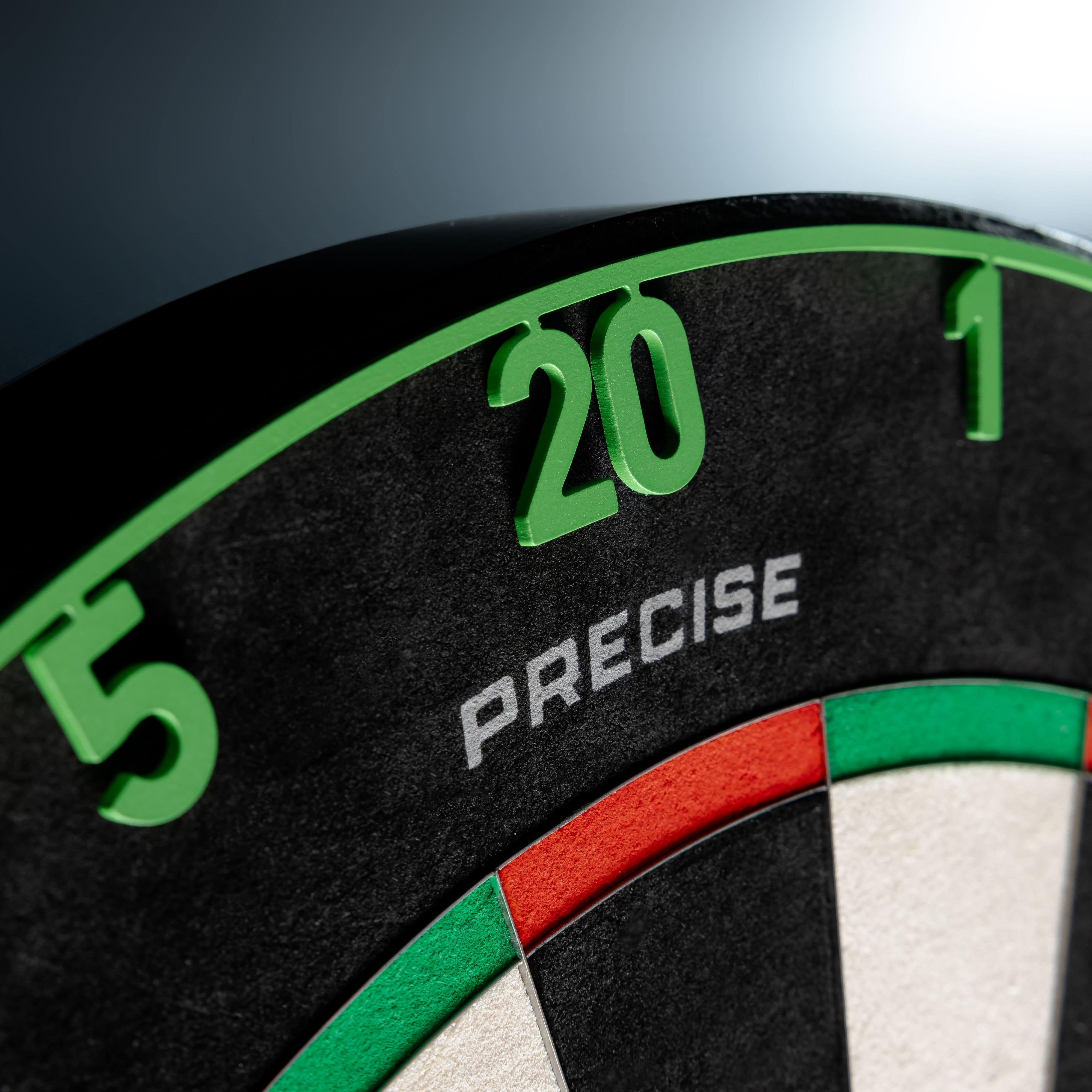 Precise 180 Endorphine Steel Dartboard with Numbered Ring - Emerald Green Das Precise 180 Endorphine Steeldartboard mit Nummernring in Emerald Green ist dargestellt. Dieses Board eignet sich für den professionellen Steeldartsport.