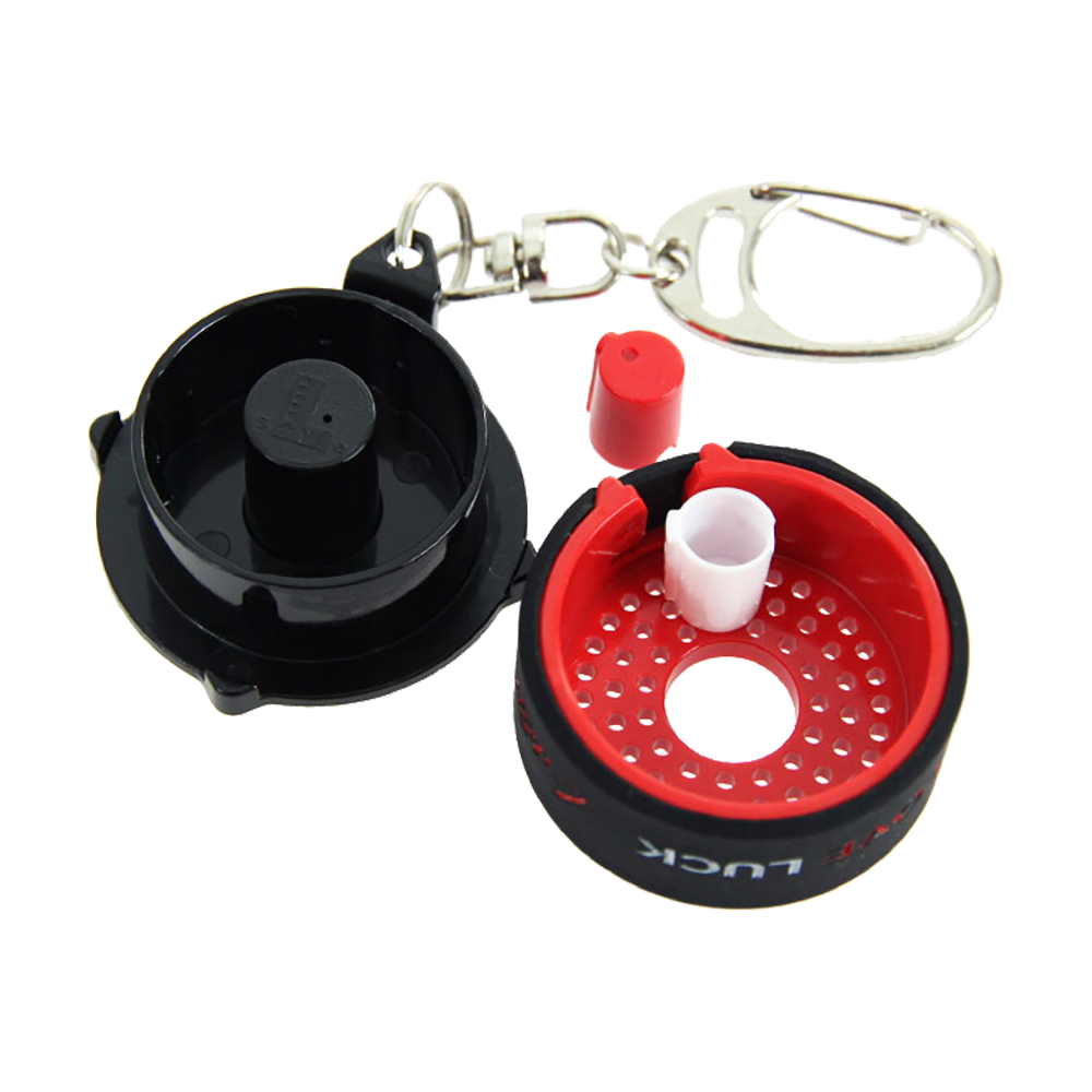 LSF18_L-Style_Bull_Spitzen-und-Shaftrestentferner_2 Das Bild zeigt den "L-Style BULL Spitzen- und Shaftrestentferner". Das Produkt besteht aus einem kleinen Werkzeug mit Schlüsselanhänger zum Entfernen von abgebrochenen Dartspitzen und Schäften.