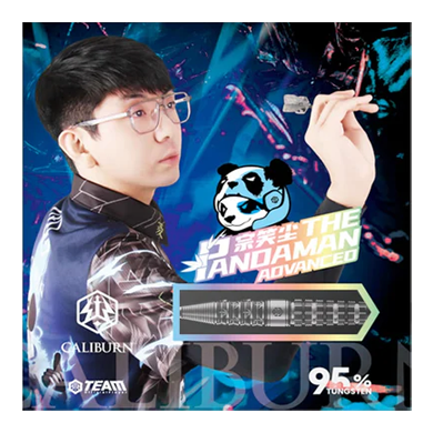 Caliburn Player The Pandaman Advanced Steeldarts - 23g Das Bild zeigt die Steeldarts "Caliburn Player The Pandaman Advanced" mit einem Gewicht von 23g. Im Vordergrund ist ein Spieler mit Dartpfeil sowie das Produktdesign und ein Panda-Logo zu sehen.