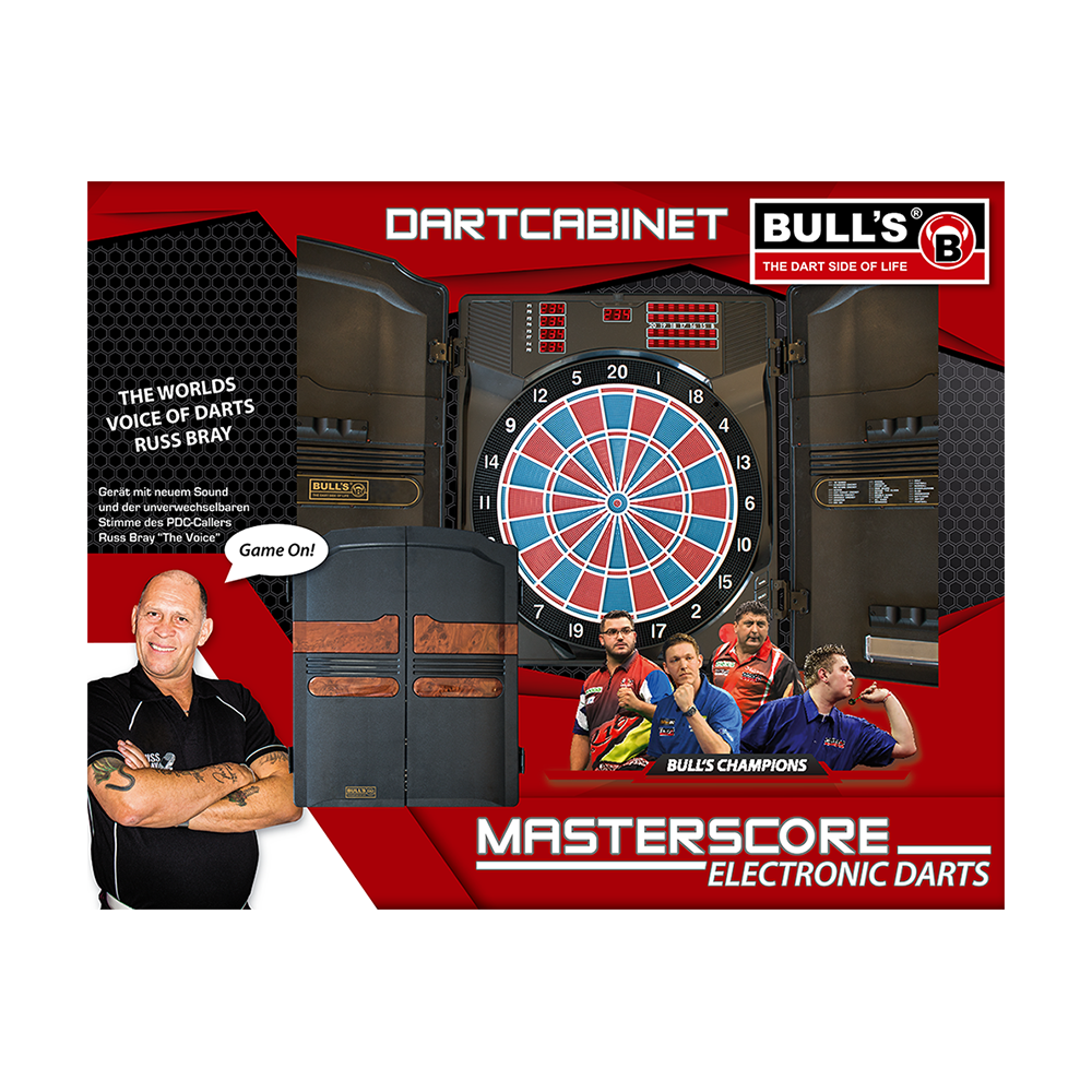 67990_Bulls_Master-Score_RB_Elektronik_Dartboard_2 Das Bild zeigt das Produkt "Bulls Masterscore RB Elektronik Dartboard" in einer ansprechenden Verpackung. Auf der Verpackung sind verschiedene Dartspieler und das elektronische Dartboard mit Schrank abgebildet.