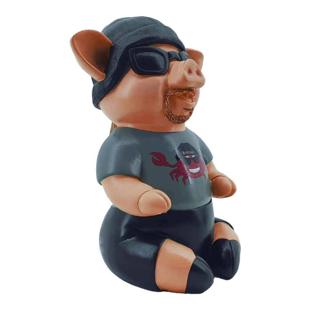 Markus Krebs Phrase Pig Das Bild zeigt das Produkt "Markus Krebs Phrasenschwein". Die lustige Figur ist als Schwein gestaltet und trägt Sonnenbrille, Mütze und T-Shirt.
