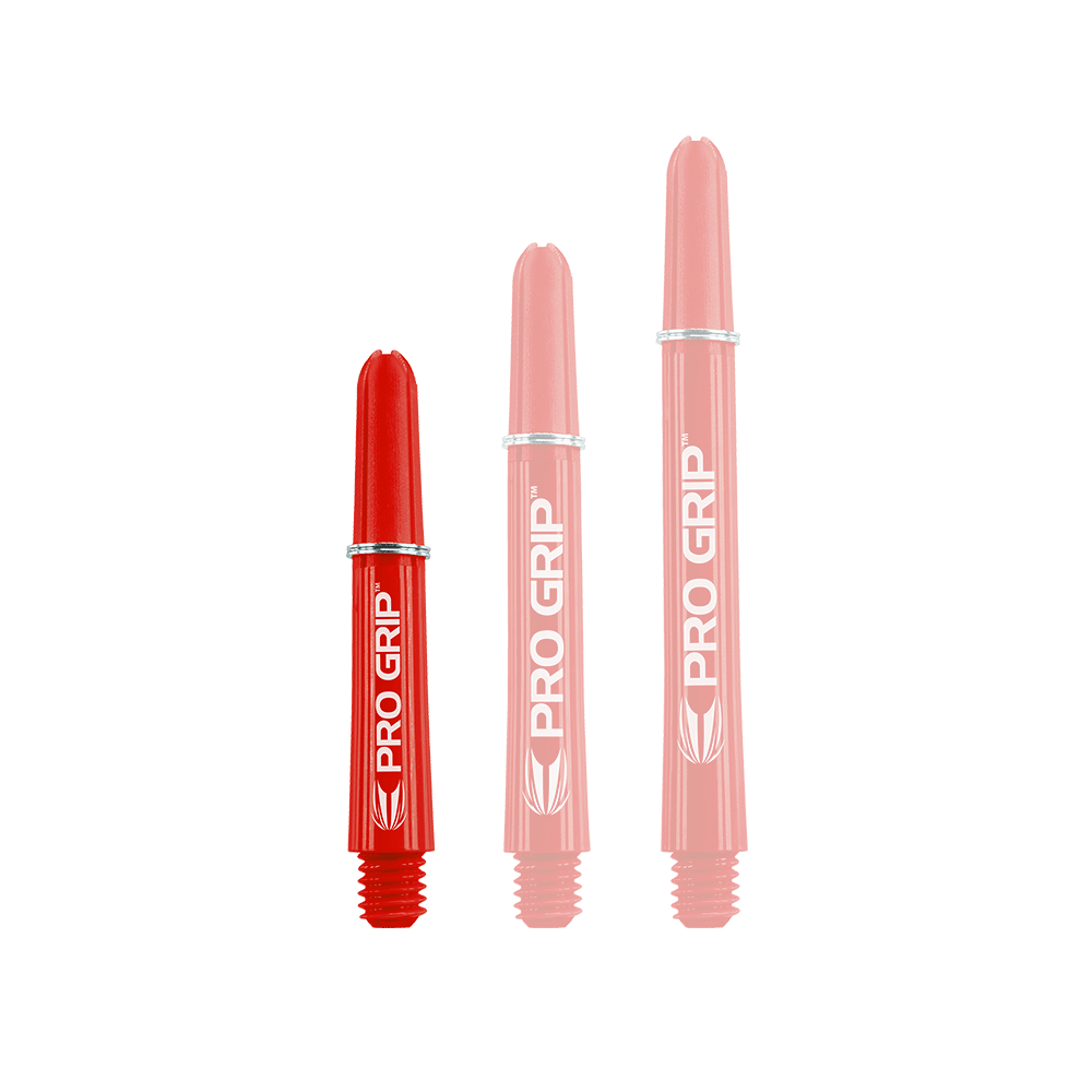 Target Pro Grip Shafts - 3 Sets - Red Das Bild zeigt drei rote Dart-Schäfte mit der Aufschrift „PRO GRIP“. Sie stehen nebeneinander und haben unterschiedliche Längen.