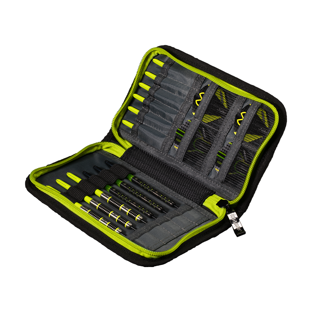8330_Winmau_MvG_Sport_Edition_Wallet_2 Das Bild zeigt das Winmau MvG Sport Edition Wallet, ein aufklappbares Etui für Dartzubehör. Es enthält mehrere Fächer für Dartpfeile und Zubehör, alles ordentlich in Schwarz und Grün organisiert.