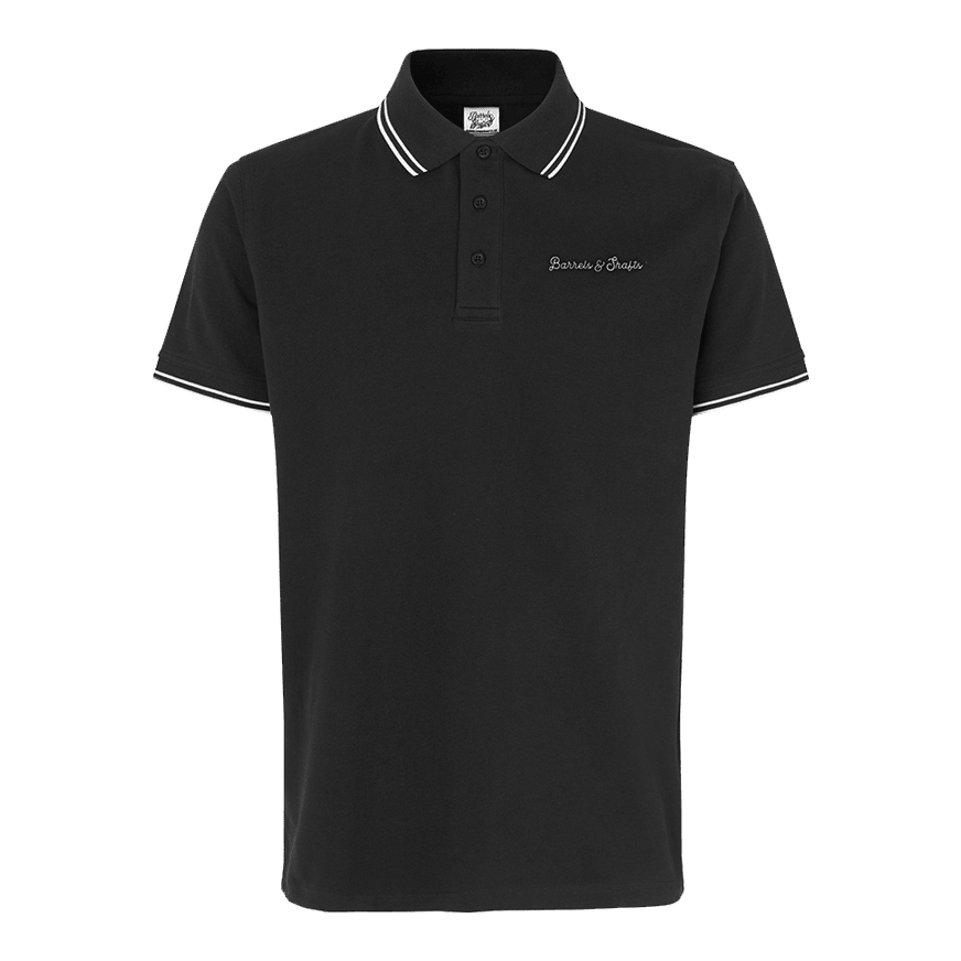 Barrels and Shafts Polo Shirt - Black Das Bild zeigt ein schwarzes Poloshirt mit weißen Akzenten an Kragen und Ärmeln. Auf der Brust ist der Schriftzug "Barrels & Shafts" eingestickt.
