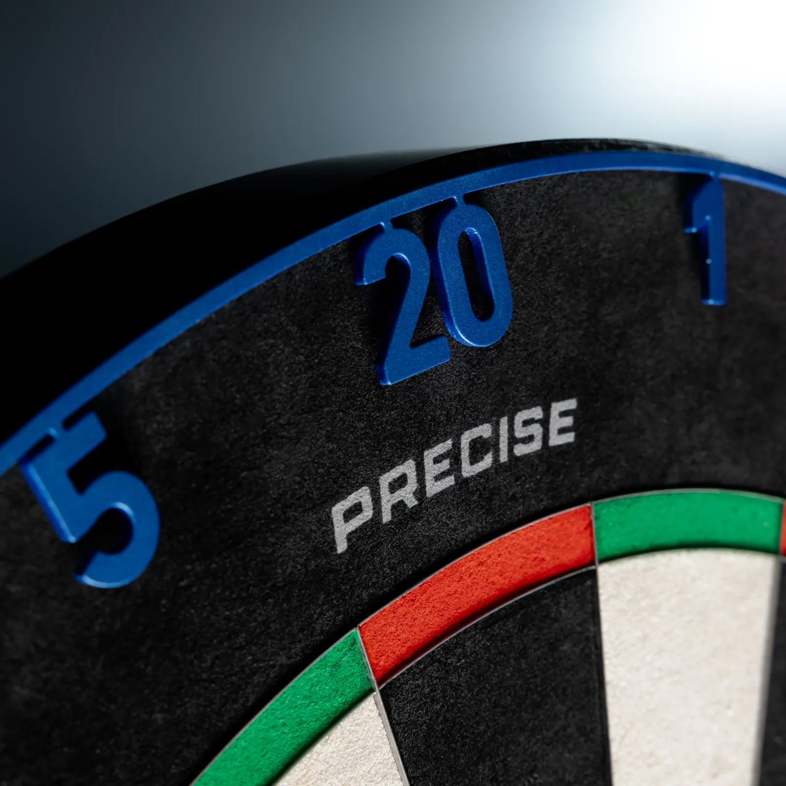 Precise 180 Endorphine steel dartboard with number ring - Arctic Blue Das Precise 180 Endorphine Steeldartboard mit Nummernring - Arctic Blue ist hier dargestellt. Die Dartscheibe besticht durch ihre blaue Optik und hochwertige Verarbeitung.