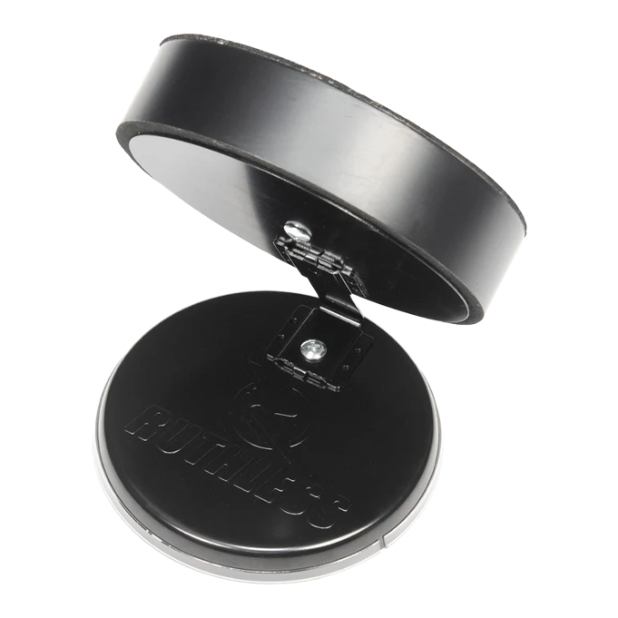 Das Bild zeigt das Produkt "Ruthless Mini Desktop Dartboard Set" in geöffnetem Zustand. Es besteht aus zwei runden, schwarzen Teilen, die durch ein Scharnier verbunden sind.