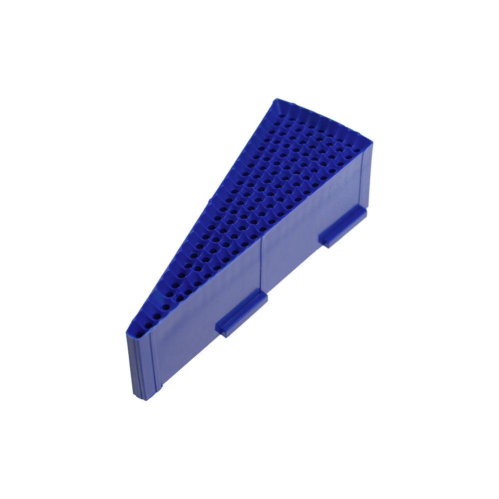 Das Bild zeigt ein blaues Ersatzfeld für eine Löwen Dart-Scheibe. Das Feld ist dreieckig und hat viele kleine Löcher für die Dartspitzen.