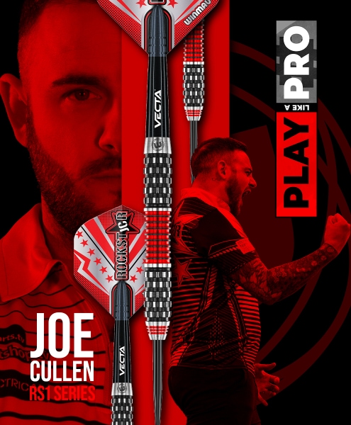 Auf dem Bild ist ein Werbebanner für Darts mit Joe Cullen und den RS1 Series Darts zu sehen. Die Farben Rot und Schwarz dominieren das Design und der Slogan „Play like a Pro“ ist abgebildet.