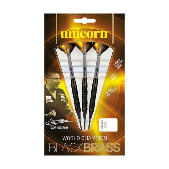 23662_Unicorn_Gary_Anderson_Black_Brass_Softdarts_3 Das Bild zeigt die "Unicorn Gary Anderson Black Brass Softdarts - 18g" in ihrer Verpackung. Die Verpackung ist schwarz-gold und enthält drei Darts sowie das Bild eines Spielers.