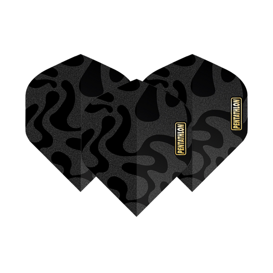 Das Bild zeigt drei Pentathlon RT Camo No2 Standard Flights für Darts. Sie haben ein schwarzes Camouflage-Muster und das Pentathlon-Logo in Gelb.