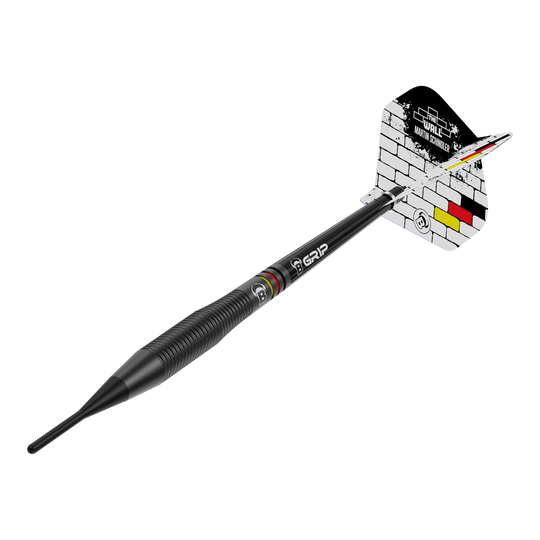 Bulls Martin Schindler The Wall Black Brass Softdarts - 18g Das Bild zeigt den Softdart "Bulls Martin Schindler The Wall Black Brass" mit einem Gewicht von 18g. Der Dart ist schwarz und hat am Flight ein Mauer-Design mit den Farben der deutschen Flagge.