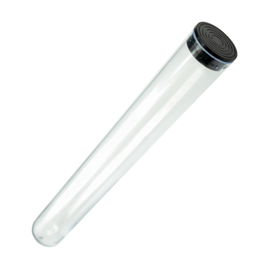 625_Spitzenr-hrchen_1_Transparent Das Bild zeigt ein Spitzenröhrchen mit einem schwarzen Deckel. Es handelt sich um ein durchsichtiges Kunststoff- oder Glasröhrchen, das häufig im Labor verwendet wird.