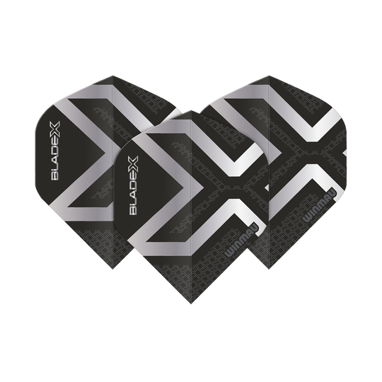 Hier sind die Winmau Prism Delta Blade X Metallic Silver No2 Standard Flights abgebildet. Es handelt sich um silberne Dartflights für präzises Darten.