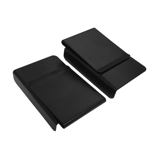 8208_Winmau_Sabre_Oche_Master_5 Das Bild zeigt zwei schwarze Kunststoffteile des Produkts 'Winmau Sabre Oche Master'. Sie sind rechteckig und haben eine gebogene Form.