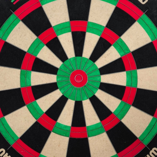 Winmau equalizer steel dartboard Dieses Bild stellt das Winmau Equalizer Steeldartboard dar. Das Steeldartboard eignet sich für präzises Dartspielen.