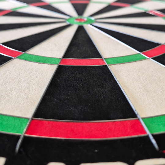 Winmau Blade X ProCore steel dartboard Das Bild zeigt das Produkt Winmau Blade X ProCore Steeldartboard. Dies ist eine hochwertige Steeldart-Dartscheibe für ambitionierte Spieler.