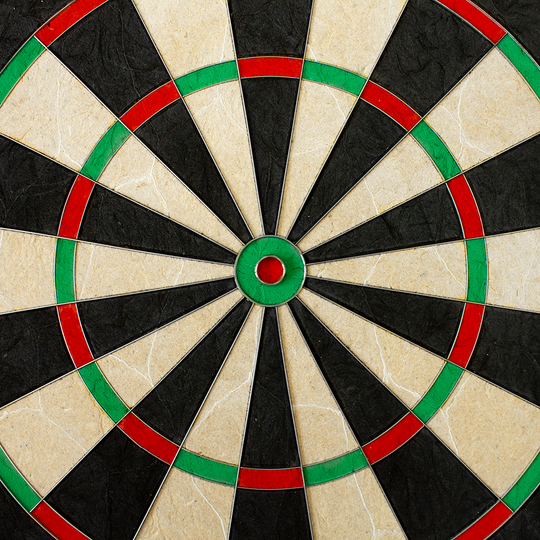 79453_Unicorn_Eclipse_Pro_2_Dartboard_3 Das Bild zeigt eine Nahaufnahme des Unicorn Eclipse Pro 2 Dartboards. Die Farben Schwarz, Weiß, Rot und Grün sind deutlich in den Segmenten und Ringen zu erkennen.