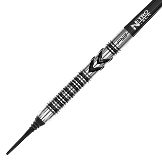 RD2471_Red_Dragon_Gerwyn_Price_Thunderbolt_Softdarts_2 Das Bild zeigt den Red Dragon Gerwyn Price Thunderbolt Softdart mit einem Gewicht von 20g. Der Dart ist silberfarben mit schwarzen Rillen und einer markanten Gravur.