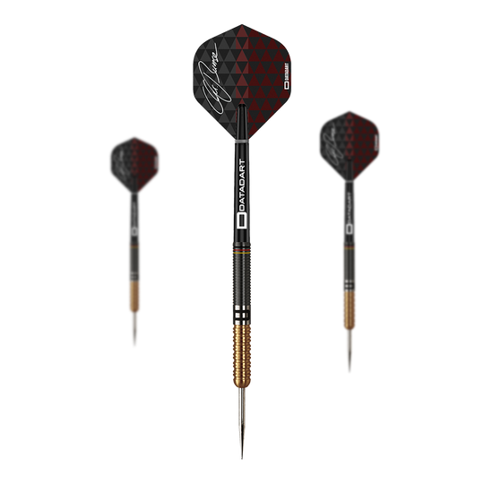 Datadart Christian Bunse Gold Black Steeldarts Auf dem Bild sind drei Steeldarts mit schwarzen und goldenen Akzenten zu sehen. Die Flights haben ein rot-schwarzes Dreiecksmuster und sind mit einer weißen Unterschrift versehen.
