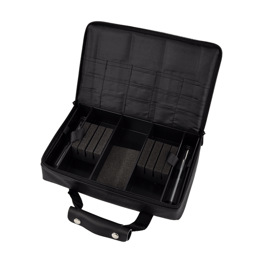 Pak5_Master_Pak_Leder_Edition_Darttasche_4 Die Abbildung zeigt die "Master Pak Leder Edition Darttasche". Die Tasche ist schwarz, mit mehreren Fächern und Polsterungen zur sicheren Aufbewahrung von Dartzubehör ausgestattet.