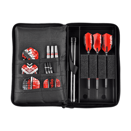 _The_Pak_Dartcase_OPEN_2AKjvaUZJfgLCH Das Bild zeigt das Produkt "The Pak Dartcase - Leo Pak" mit einem geöffneten Dart-Etui. Im Inneren befinden sich drei zusammengebaute Darts, mehrere Flights, Ersatzteile und weiteres Dartzubehör, ordentlich in Fächern und Taschen sortiert.