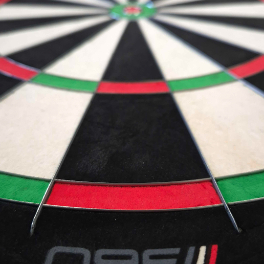 Das Bild ist nicht sichtbar, aber der Dateiname weist auf ein Winmau Blade 360 Steeldartboard hin. Es handelt sich vermutlich um ein Steeldartboard für den Dartsport.