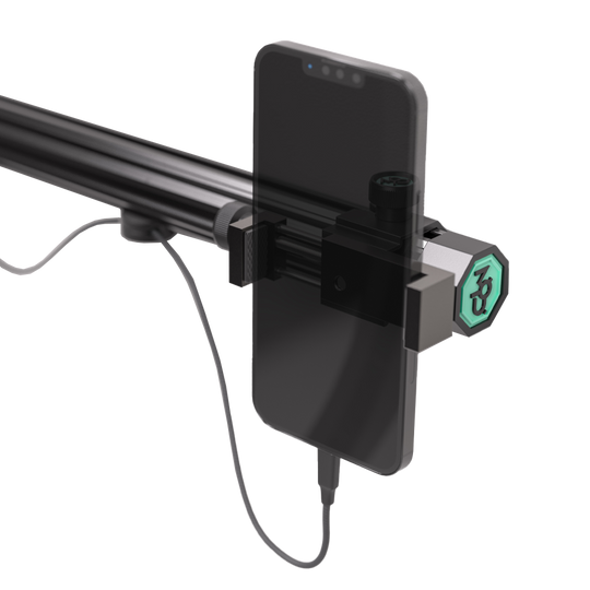 460003_Target_MOD_Mount_Handyhalterung_5 Das Bild zeigt die Target MOD Mount Handyhalterung, die an einer Stange befestigt ist. Ein Smartphone ist in der Halterung eingespannt und mit einem Ladekabel verbunden.