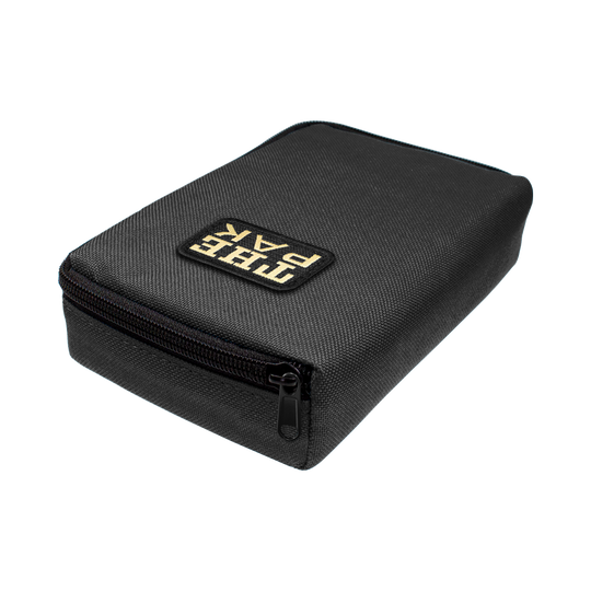 705TP_The_Pak_Dartcase_Schwarz_2 Auf dem Bild ist das Produkt „The Pak Dartcase“ zu sehen. Es handelt sich um ein schwarzes Etui mit Reißverschluss und Logo auf der Oberseite.