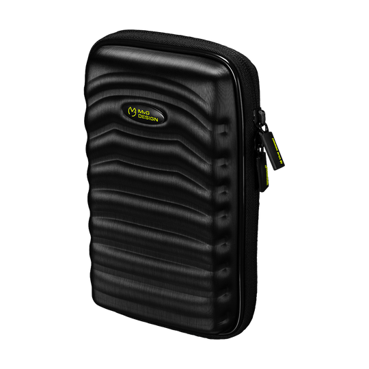8331_Winmau_MvG_Tour_Edition_Dartcase_1 Das Bild zeigt das Produkt "Winmau MvG Tour Edition Dartcase". Das Etui ist schwarz, hat eine strukturierte Oberfläche und einen Reißverschluss.