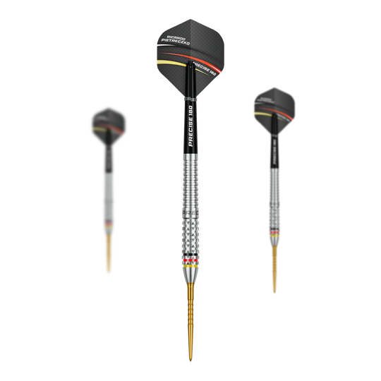 Das Bild zeigt ein Set der Precise 180 Ricardo Pietreczko GEN1 Steeldarts. Enthält mehrere Steeldarts für Wettkämpfe oder Training.