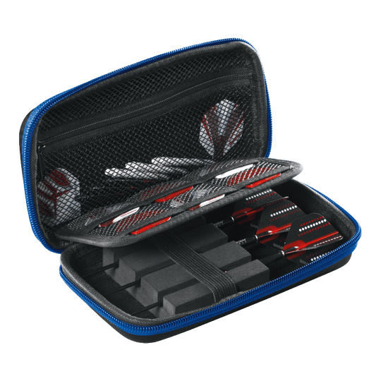 Winmau PDC Dartcase Dies ist ein Winmau PDC Dartcase mit einem blauen Reißverschluss. Im Inneren befinden sich Fächer und elastische Bänder für die sichere Aufbewahrung von Darts und Zubehör.