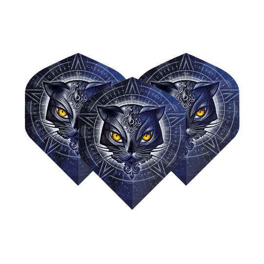 Das Bild zeigt drei Dart-Flights mit einem mystischen Katzenkopf-Design und leuchtend gelben Augen. Im Hintergrund sind geometrische Muster und kreisförmige Symbole zu sehen.