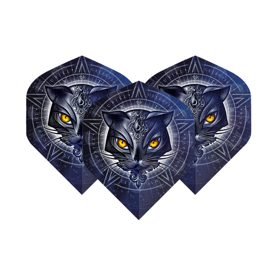 Alchemy Star Of Ailouros No2 Standard Flights Das Bild zeigt drei Dart-Flights mit einem mystischen Katzenkopf-Design und leuchtend gelben Augen. Im Hintergrund sind geometrische Muster und kreisförmige Symbole zu sehen.