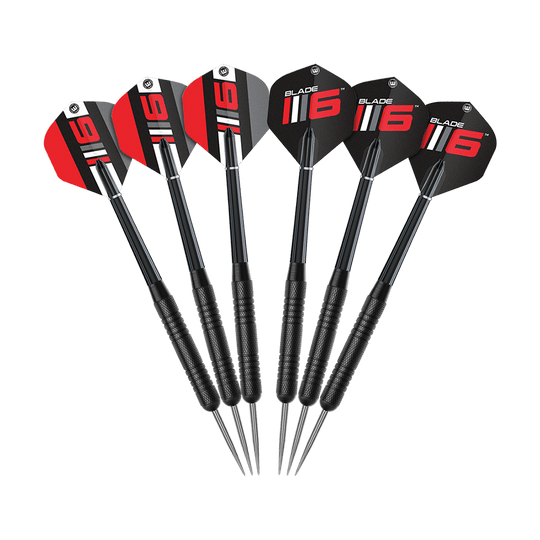 Winmau Blade 6 Triple Core Set with PDC Surround and 2 sets of darts Abgebildet ist das Winmau Blade 6 Triple Core Set mit PDC Surround und 2 Sets Darts. Das Set enthält eine professionelle Dartscheibe mit Umrandung und zwei Dart-Sets.